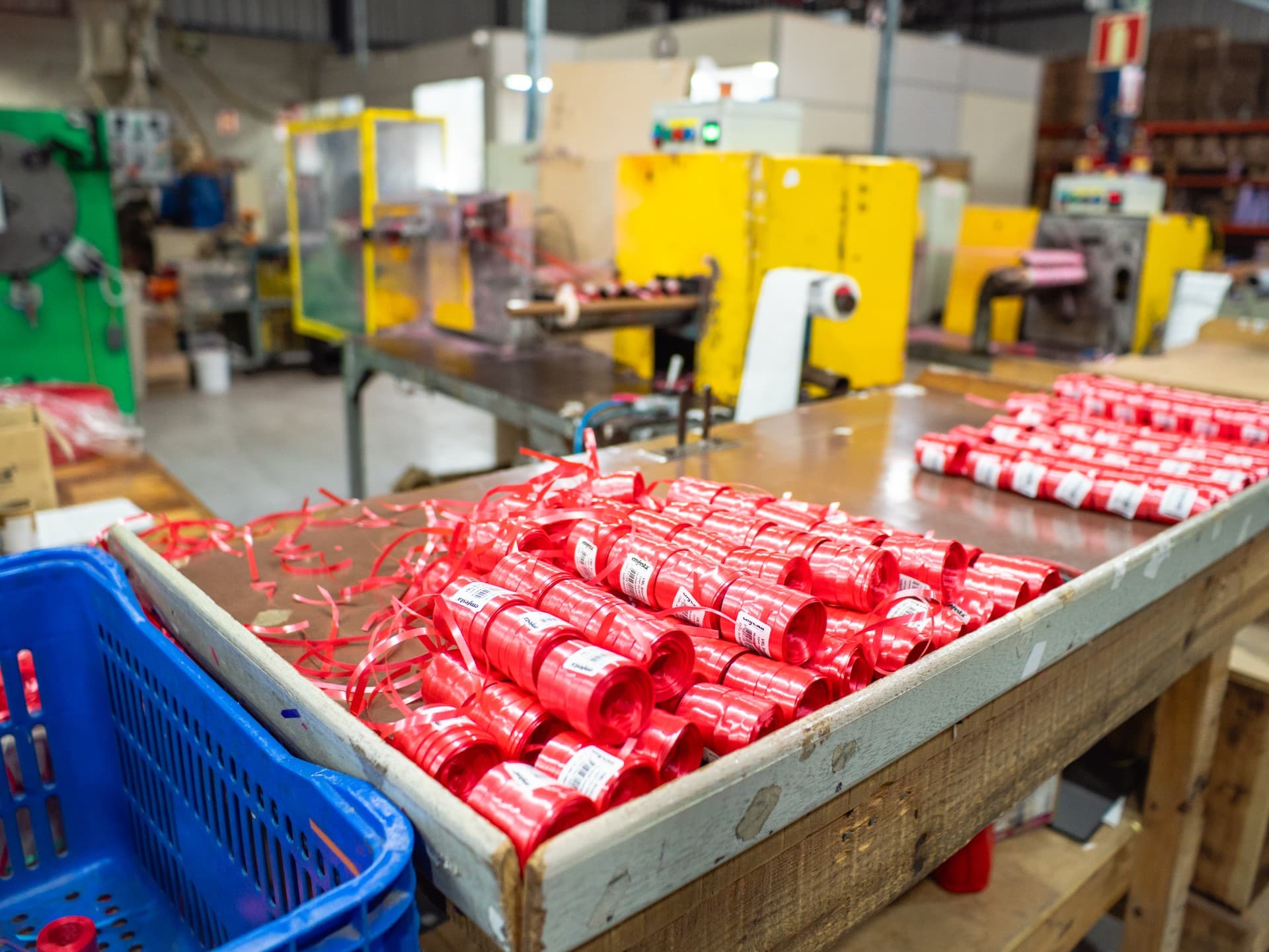 Rolos de fita vermelha recém-produzidos na bancada da fábrica