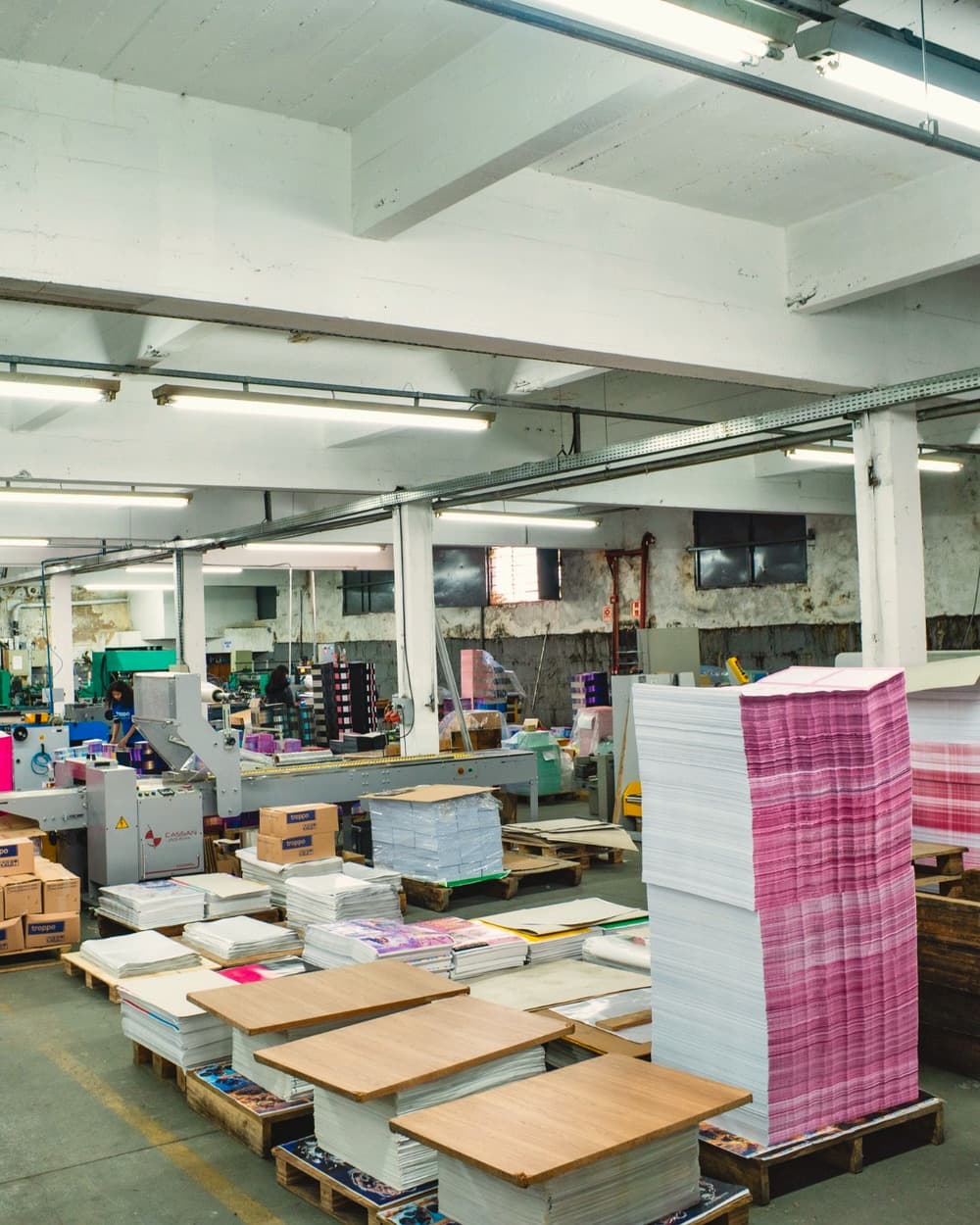 Cadernos e material de papelaria organizados sobre a mesa