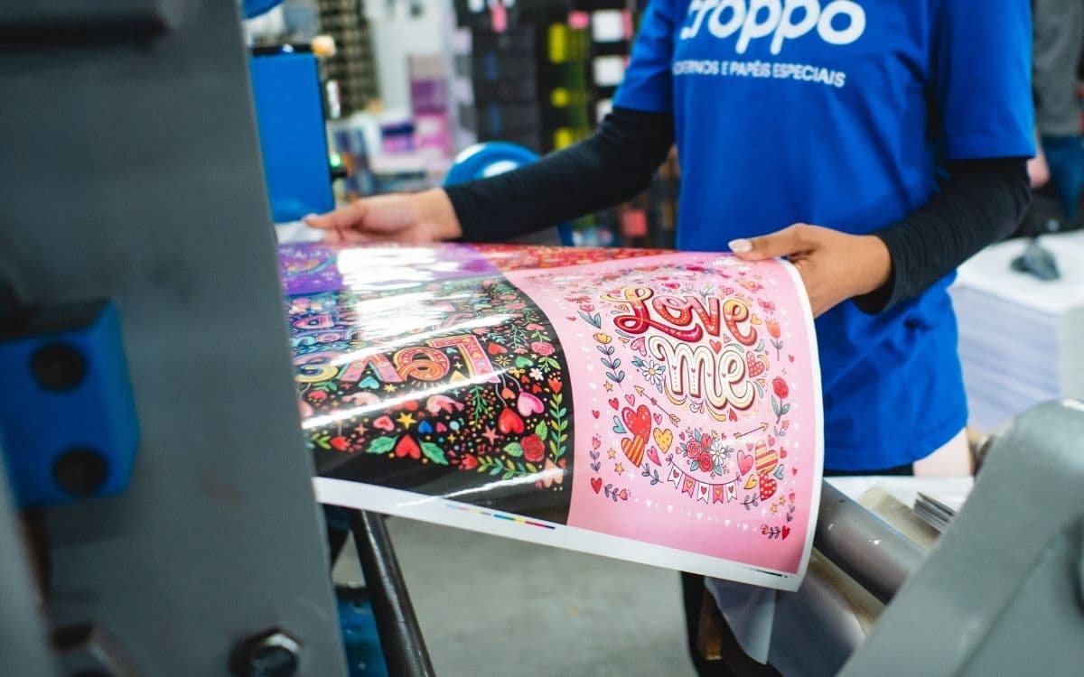 Impressão e corte das folhas na estrutura da fábrica