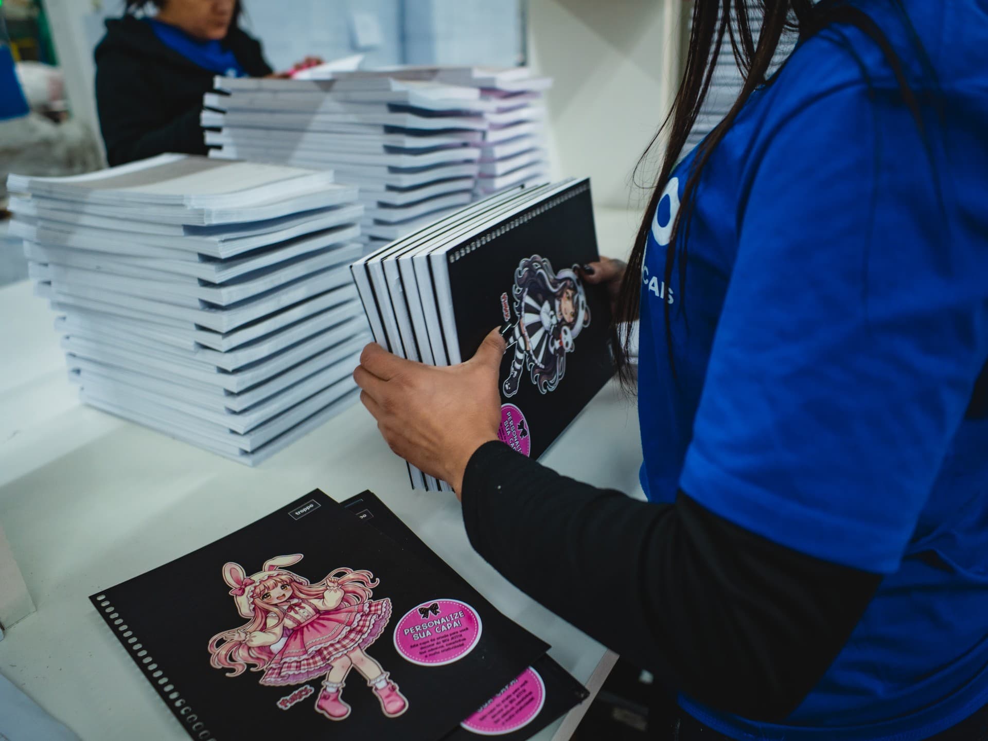Prateleira de livraria com cadernos e material de papelaria